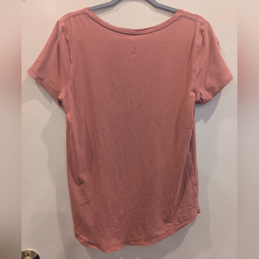 Women’s Lululemon coral crewneck tee Size Med - Picture 2 of 4